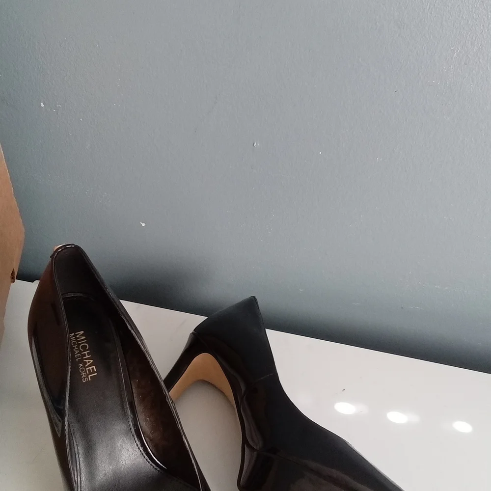 Michael Kors Black Patent Leather Platform Pump Round Toe Gold MK Logo Heel 8.5M